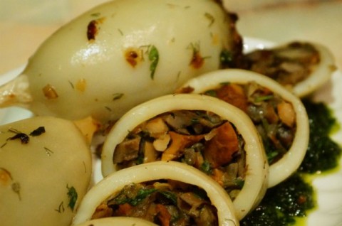 Фаршированные грибами кальмары