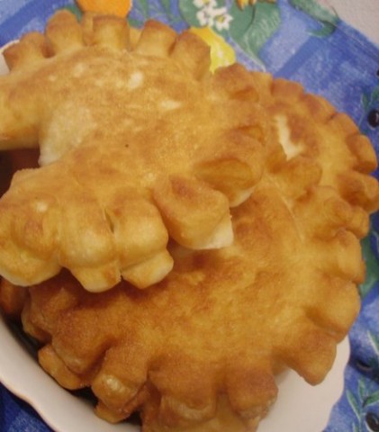 Пирожки-солнышки с сыром и помидорами